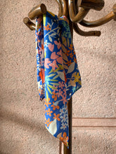 Cargar imagen en el visor de la galería, Pañuelo Papercut Petals 55 x 55