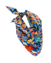 Cargar imagen en el visor de la galería, Pañuelo Papercut Petals 55 x 55